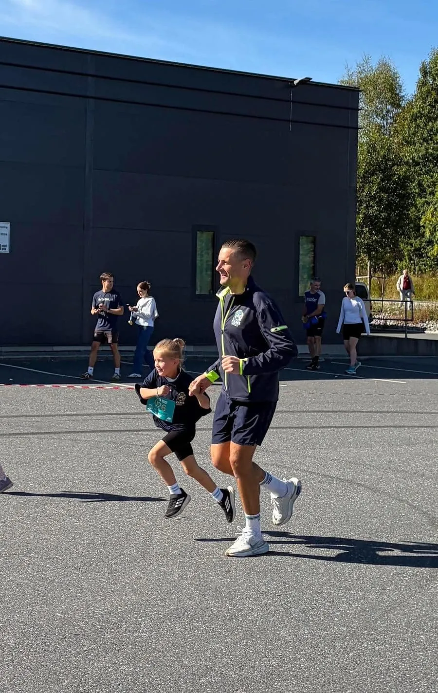 Mikael løper barneløpet med datteren Nicoline