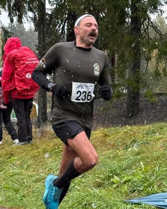 Vegard Vikshåland Kne over mållinjen i Mila i Trøgstad