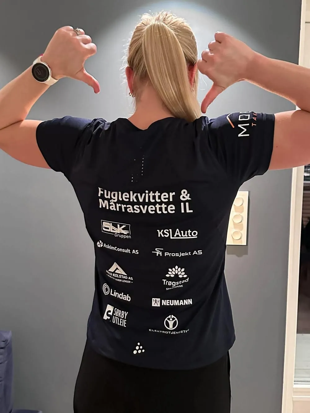 Ida i FKMS-trøya med sponsorlogoene synlig på ryggen