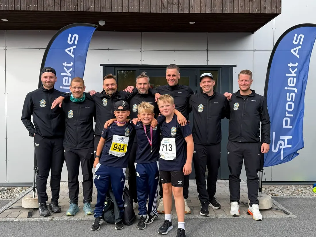 FKMS-gjengen samlet foran SH Prosjekt AS sine bannere på Slitusprinten