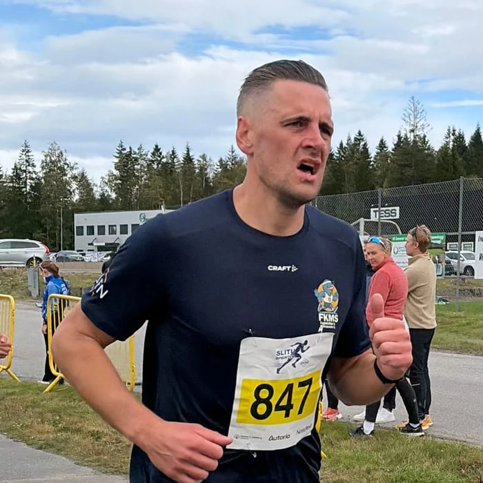 FKMS-løper i den nye klubbdrakten på Slitusprinten