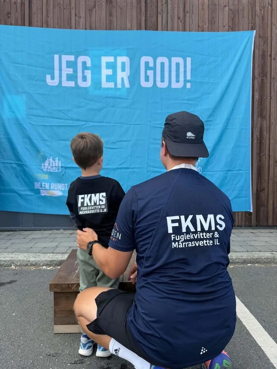 Emil og Ludvik foran banneret til Ihlen Rundt