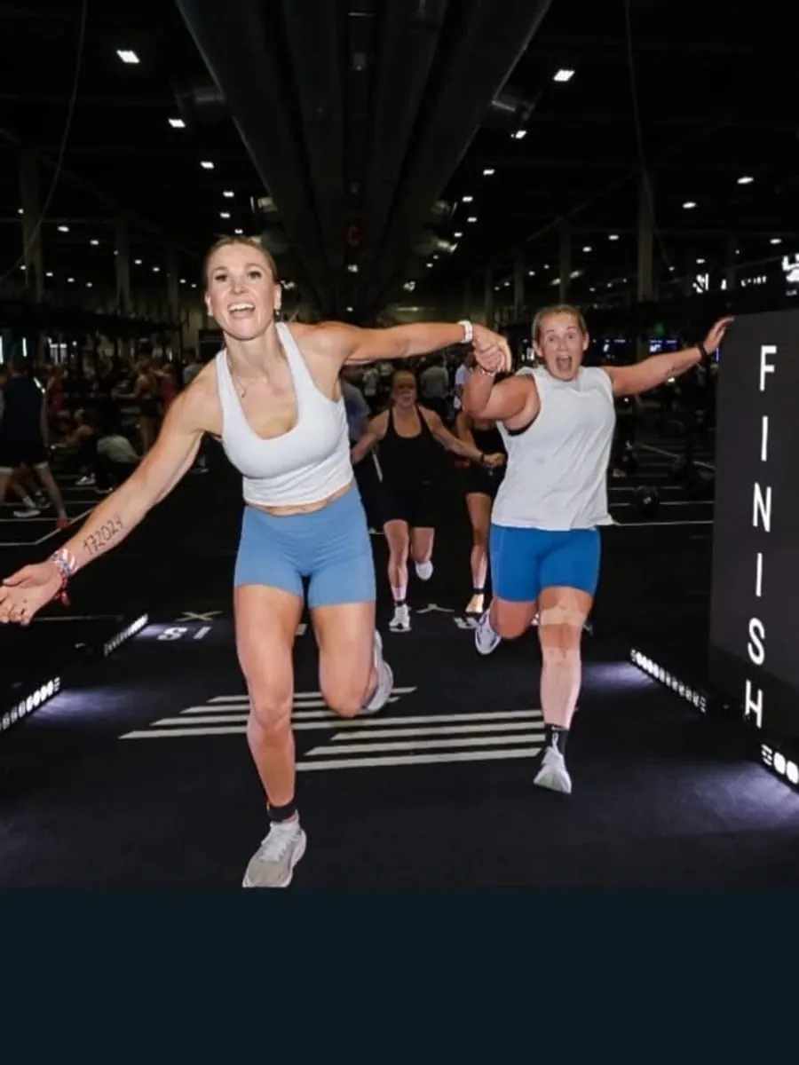 Kine Bettina Raknerud og Karianne Holene i mål på Hyrox Oslo