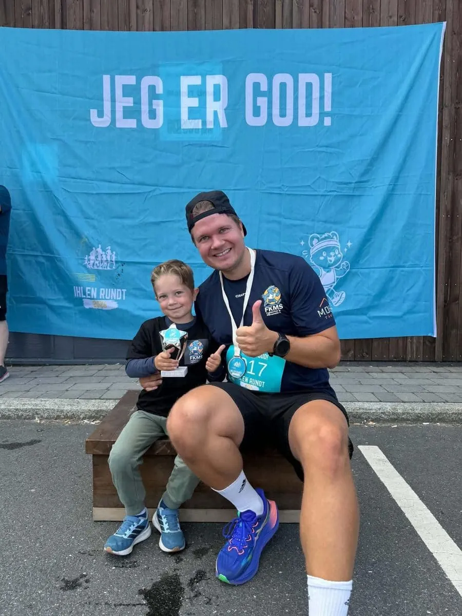 Emil og Ludvik etter Ihlen Rundt, med medalje og pokal