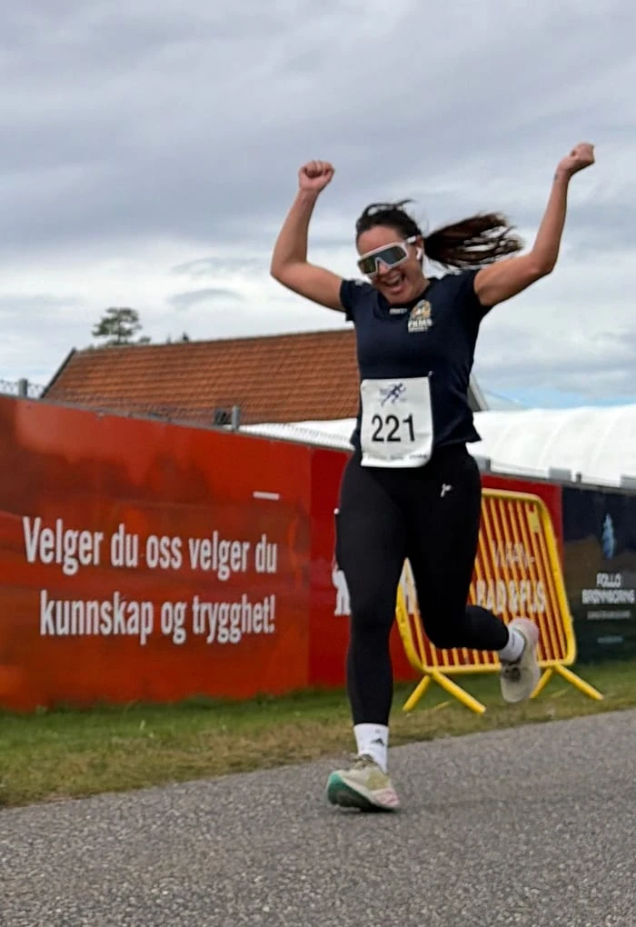 FKMS-løper hopper i mål med armene i været
