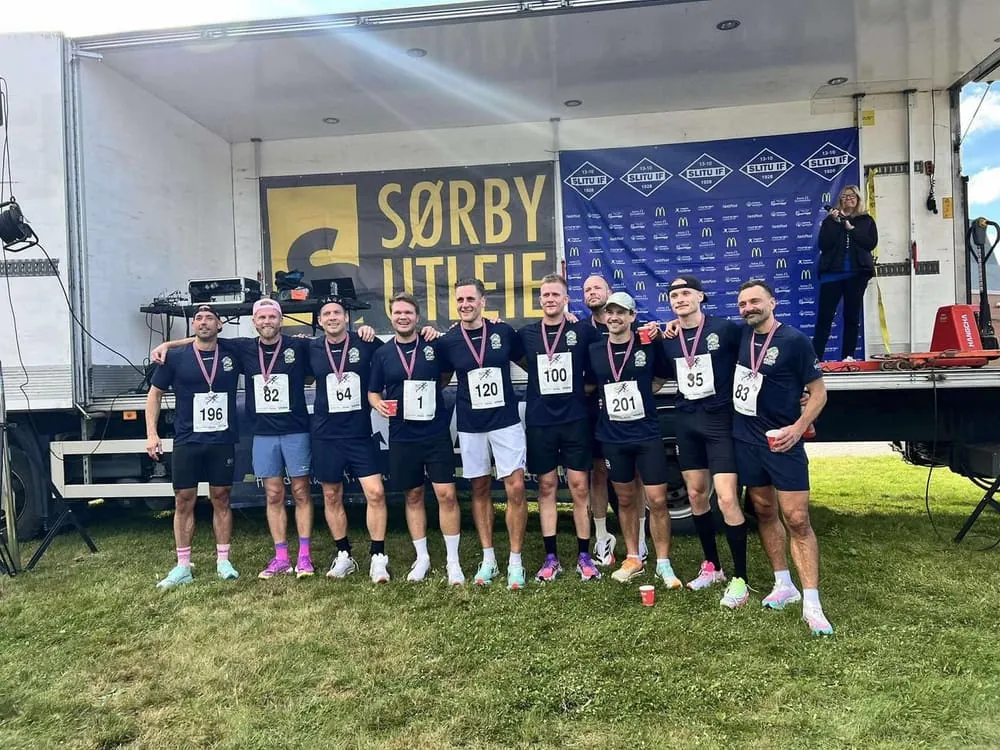 Hele gjengen med medaljer foran Sørby Utleie