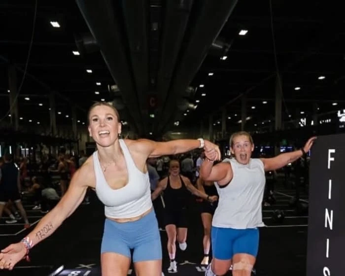 Kine Bettina Raknerud og Karianne Holene i mål på Hyrox Oslo