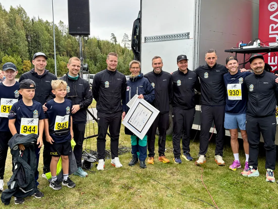 FKMS-medlemmer samlet etter overrekkelsen på Slitusprinten