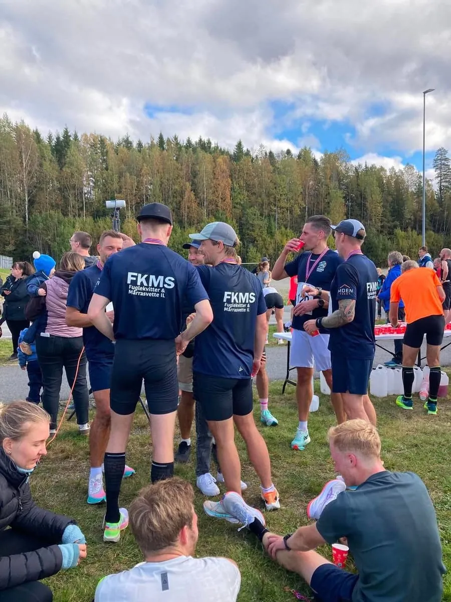 FKMS-trøyer med Moen Takst-logo synlig