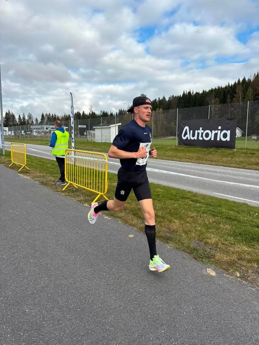 I mål, forbi Autoria